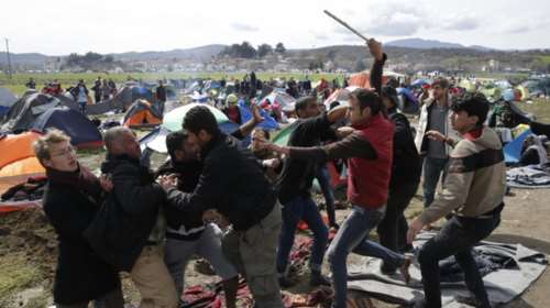 «Οσμή» κεντρικού συντονισμού στις επιθέσεις ακροδεξιών κατά μεταναστών