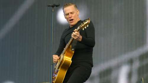 Κατέστρεψαν την κιθάρα του B.Adams στo τελωνείο Καΐρου