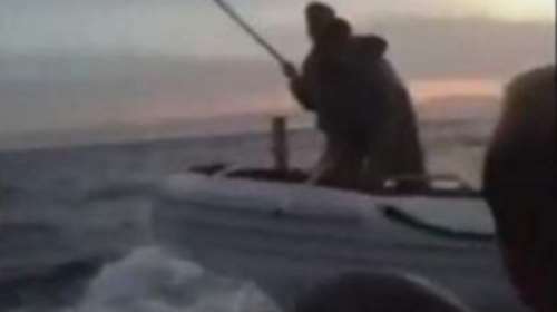 Τούρκοι λιμενικοί χτυπούν πρόσφυγες στη βάρκα τους