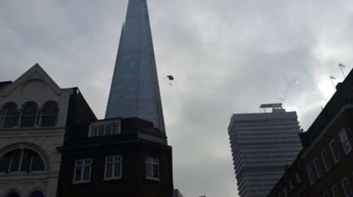 Επεσε με αλεξίπτωτο από το ψηλότερο κτήριο του Λονδίνου