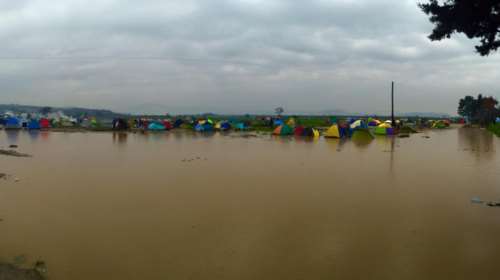 Απέραντη λίμνη λάσπης η Ειδομένη-Συγκλονιστική εικόνα Έλληνα δημοσιογράφου