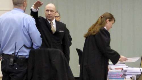 Με ναζιστικό χαιρετισμό ο Μπρέιβικ στο δικαστήριο