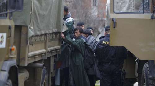 Μετέφεραν νύχτα 600 πρόσφυγες, άλλοι 2.445 είναι στη Γευγελή