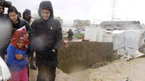 Στους Σύρους πρόσφυγες του Λιβάνου η Τζολί, λίγο πριν φτάσει στη Λέσβο