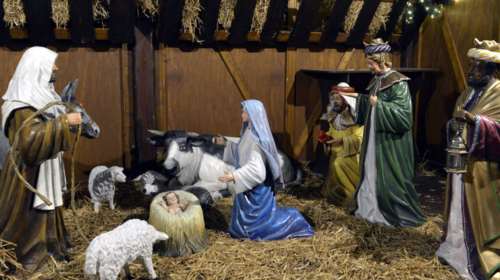 Μετά το μπουρκίνι, στο στόχαστρο των γαλλικών αρχών και οι φάτνες