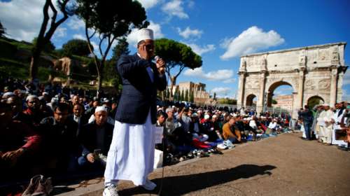 Προσευχή χιλιάδων μουσουλμάνων μπροστά στο Κολοσσαίο της Ρώμης