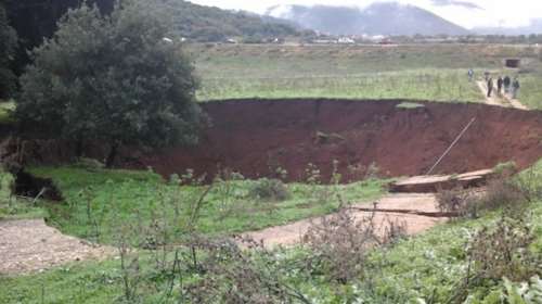 Είκοσι μέτρα κρατήρας και 200 τετραγωνικά καθίζηση στο Καλπάκι