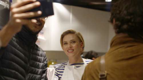 Η σερβιτόρα Σκάρλετ Γιόχανσον προκάλεσε πανδαιμόνιο στο Παρίσι