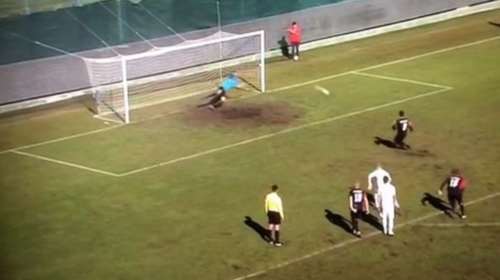 Σκόραρε με πέναλτι και ο διαιτητής έδειξε άουτ!- VIDEO