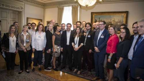 Για τα μάτια του Τσίπρα: «Γοητευμένη» Σουηδή δημοσιογράφος