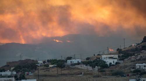 Πύρινη κόλαση στη Σύρο, καίγονται σπίτια- VIDEO