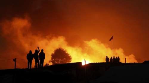 Μεγάλη φωτιά μαίνεται στη &quot;ζούγκλα του Καλαί&quot;, ενώ συνεχίζεται η εκκένωση