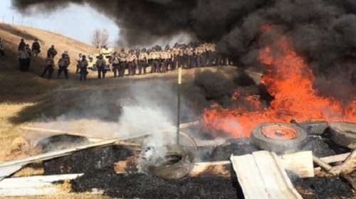 Οδοφράγματα, συλλήψεις και σπρέι πιπεριού στη Βόρεια Ντακότα