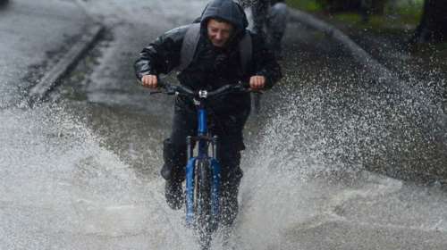 Με βροχές και καταιγίδες οι παρελάσεις - Βελτίωση από το βράδυ