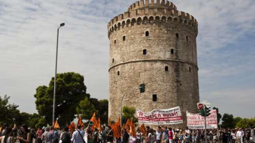 Συγκέντρωση κατά των πλειστηριασμών την ώρα της παρέλασης