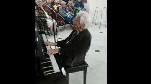 Η σούπερ γιαγιά 100 ετών από το γηροκομείο Πειραιά που έσπασε το internet