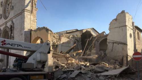 Δεκάδες κτίρια κατέρρευσαν από τα 6,6 Ρίχτερ στην Ιταλία [ΕΙΚΟΝΕΣ-ΒΙΝΤΕΟ]