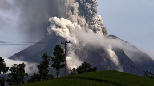 Έκρηξη στο ηφαίστειο του όρους Σιναμπούνγκ στην Ινδονησία