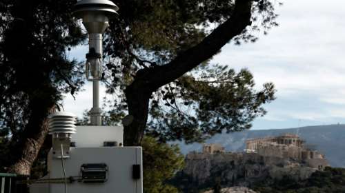 Guardian: Οι Ελληνες καίνε ό,τι βρούνε για να ζεσταθούν
