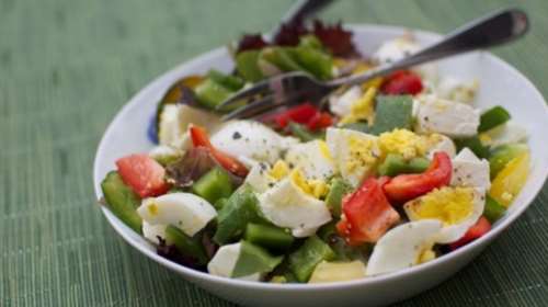 Γιατί πρέπει να βάζετε αυγά στη σαλάτα σας