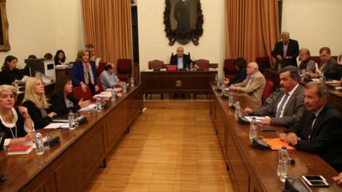 Στο ράφι ο νόμος-γέφυρα μετά το νέο «ναυάγιο» με το ΕΣΡ