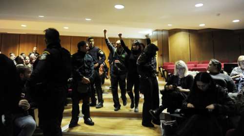 Πανδαιμόνιο στη δίκη της Χρυσής Αυγής, διέκοψε ως την Πέμπτη