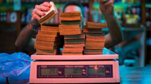 Bloomberg: Στη Βενεζουέλα ζυγίζουν πλέον τα χρήματα σε ζυγαριές