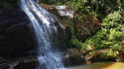 Η βροχή στην Κρήτη δημιούργησε έναν μικρό καταρράκτη