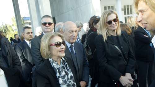 Σύσσωμος ο πολιτικός κόσμος στην κηδεία του Κώστα Στεφανή
