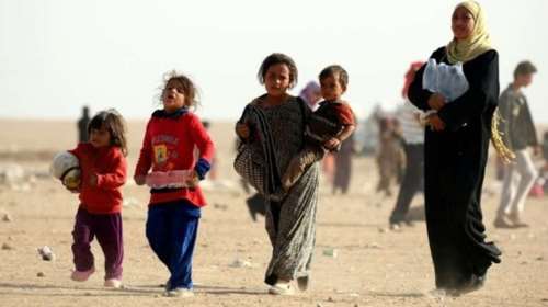 Εκατοντάδες οικογένειες Σύρων εγκλωβίστηκαν στην έρημο