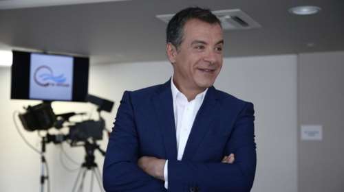 Θεοδωράκης τρολάρει Παππά:Θα φέρει τροπολογία για 4 εταιρείες δημοσκοπήσεων