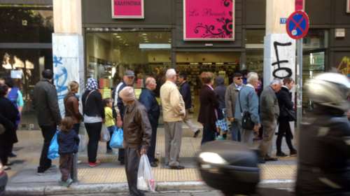 Ατέλειωτες ουρές για 4 δωρεάν γκοφρέτες στο κέντρο της Αθήνας