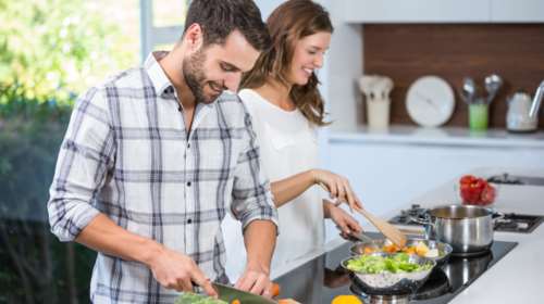 Οι Ελληνες άλλαξαν συνήθειες και επέστρεψαν στο μαγείρεμα στο σπίτι