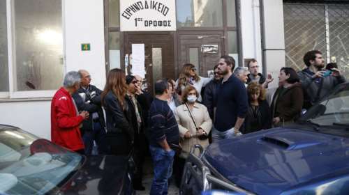 Μπλόκαραν πλειστηριασμούς σε Θεσσαλονίκη και Πάτρα, ένταση στην Αθήνα