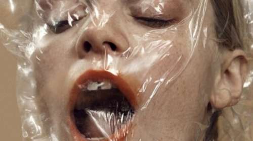 Η Paola αποδομεί τα πρότυπα ομορφιάς τυλίγοντας τα με νάυλον