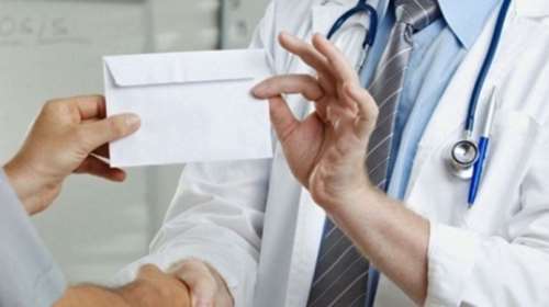 Γνωστός νευροχειρουργός στην Αθήνα κατηγορείται για δωροληψία