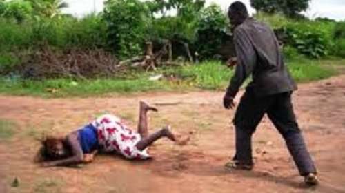 Ξεγύμνωσαν και χτύπησαν άγρια γυναίκα στην Νιγηρία (ΒΙΝΤΕΟ)