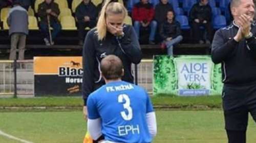 Ποδοσφαιριστής κάνει πρόταση γάμου στον...επόπτη!