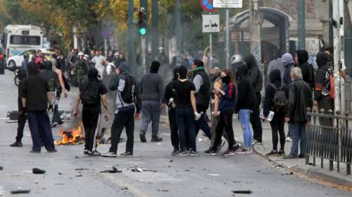 Βανδαλισμοί και φωτιές από κουκουλοφόρους στο Πολυτεχνείο