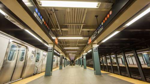 Γυναίκα έσπρωξε στις ράγες του μετρό της Ν.Υόρκης έναν άνδρα, σκοτώθηκε