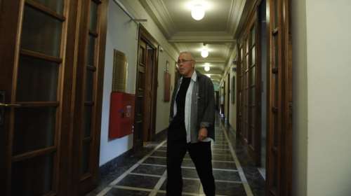 Φορώντας τρία πουκάμισα ταυτόχρονα ο Ζουράρις στο πρώτο υπουργικό-Φωτο