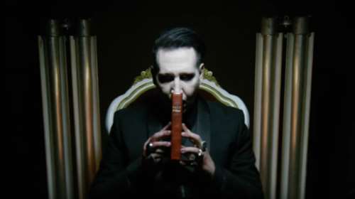 O Marilyn Manson αποκεφαλίζει τον Τραμπ σε νέο video-clip-Σκληρές εικόνες