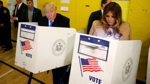 «Γιούχαραν» τον Τραμπ έξω από το εκλογικό κέντρο που ψήφισε