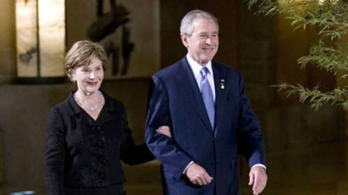 Λευκό ψήφισε ο πρώην πρόεδρος Τζορτζ Μπους και η σύζυγός του Λόρα