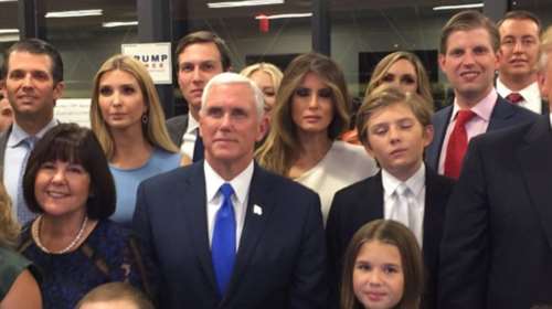 Φωτογραφίες από την "αίθουσα επιχειρήσεων" του Ντόναλντ Τραμπ