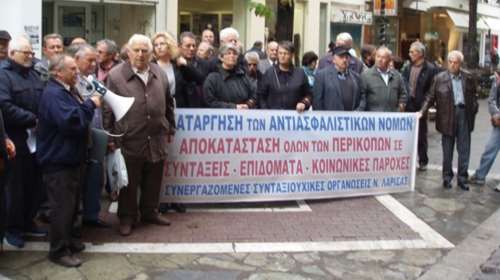 Συνταξιούχοι στη Λάρισα έκαψαν τις επιστολές Κατρούγκαλου