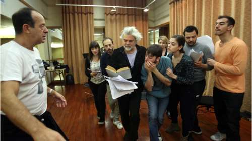 Στις πρόβες της μεγάλης παράστασης με Καραθάνο και Ευαγγελινό στο Μέγαρο