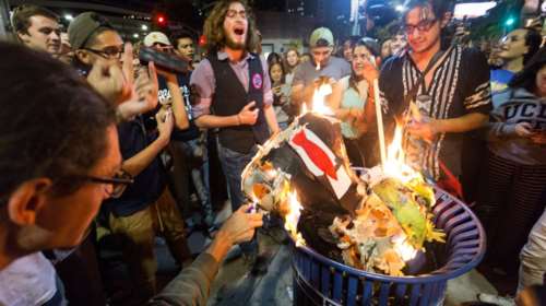 Διαδηλωτές έκαψαν ομοίωμα του Τραμπ μετά τις εκλογές