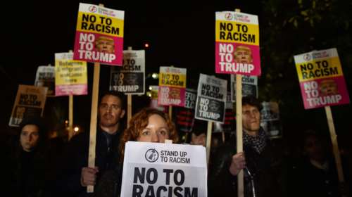 Λονδίνο: Ενταση στην πρεσβεία των ΗΠΑ από διαδηλωτές και ακροδεξιούς