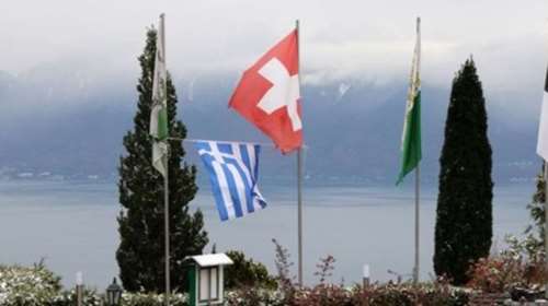 Υψωσε ελληνική σημαία στις συνομιλίες για το Κυπριακό